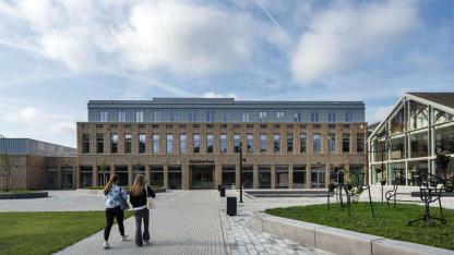Roosendaal’da Okul İle Anne Arasındaki Kriz: 14 Yaşındaki Öğrenci Okuldan Uzaklaştırıldı