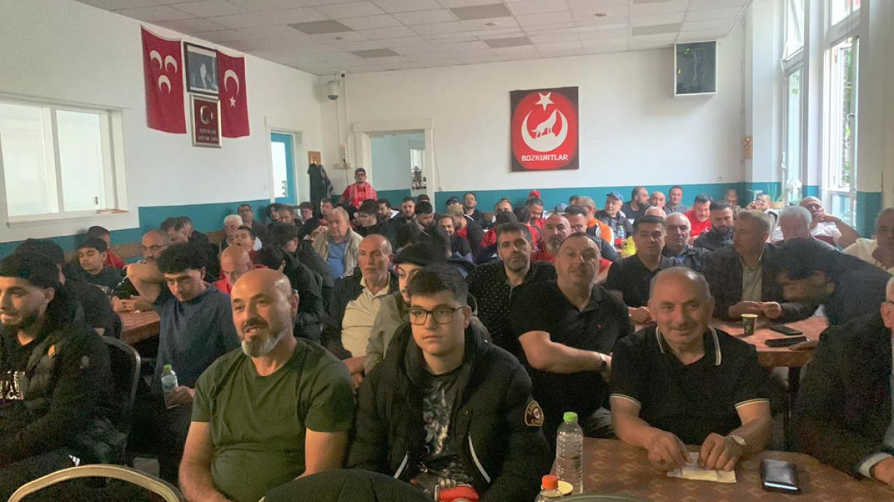 Dünya Kupası'nda Türkiye'ye Avustralya Darbesi: Hollanda'daki Türkler Maçı Birlikte İzledi