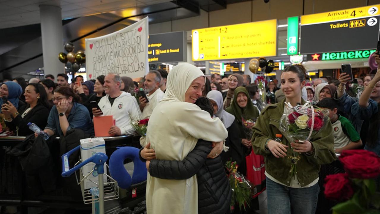 Hollanda’da Hac Dönüşü Başladı: İlk Kafileler Amsterdam’a Ulaştı