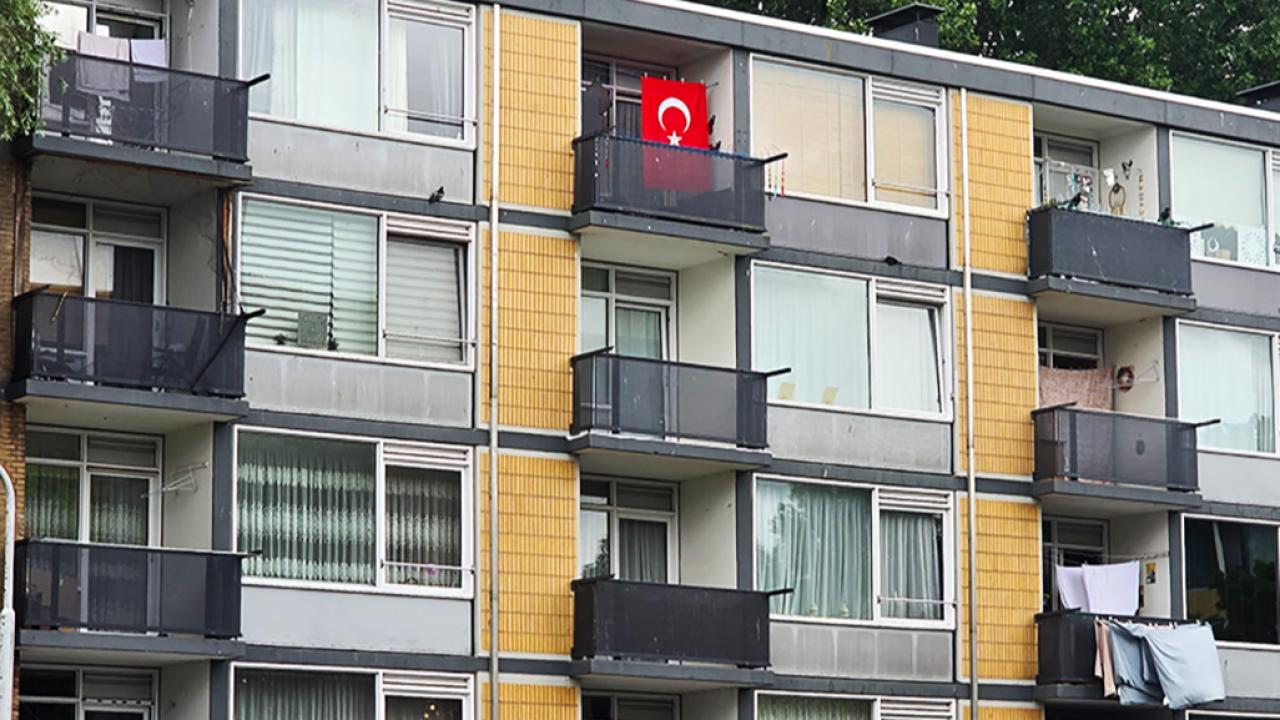 Hollanda'daki Türklerden A Milli Takım'a Bayraklı Destek