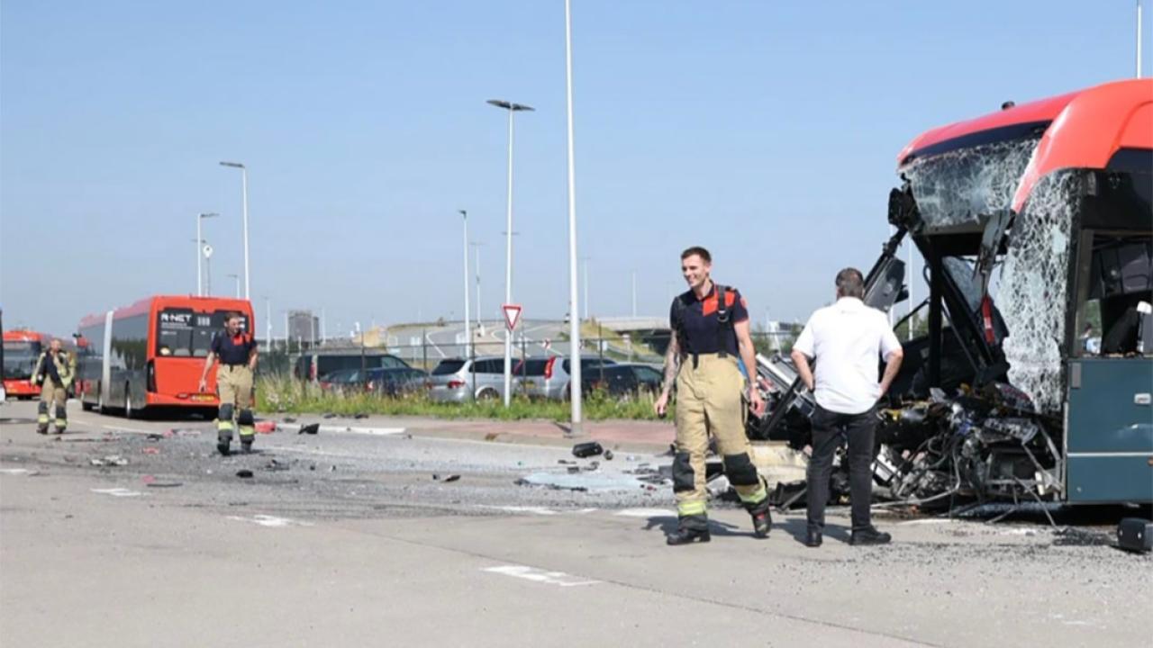 Schiphol Yakınlarında İki Otobüs Çarpıştı: Şoför ve İki Yolcu Yaralandı