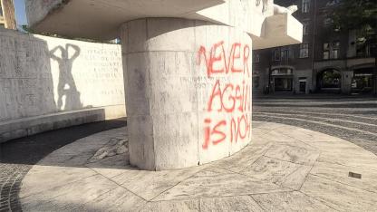Dam Meydanı’ndaki Ulusal Anıta Yapılan Saldırıda Zanlı Suçlu Bulundu, Ceza Almadı
